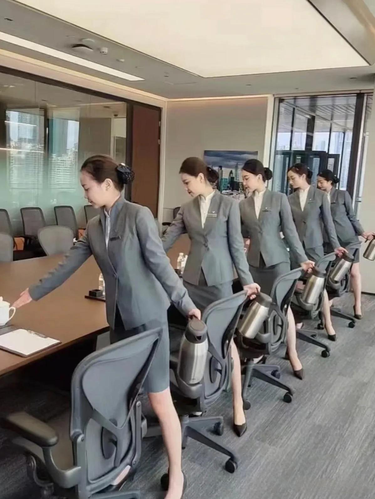 没想到国企招聘会议女服务员，要求待遇这么高！在网络上看到一家国企招聘会议女服务员