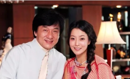 2005年，李兆会来到重庆金喜善电影《神话》的发布会现场，跟主办方说：这样，我出