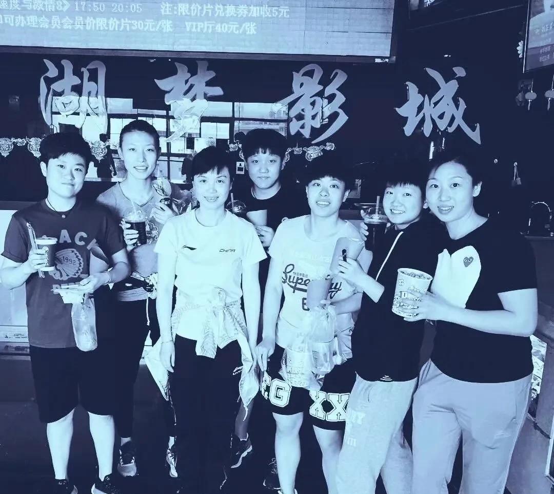 这是早年间莎莎刚进国乒一队时和教练张琴及队友的一张珍贵合影。
当时师徒七人闲暇之