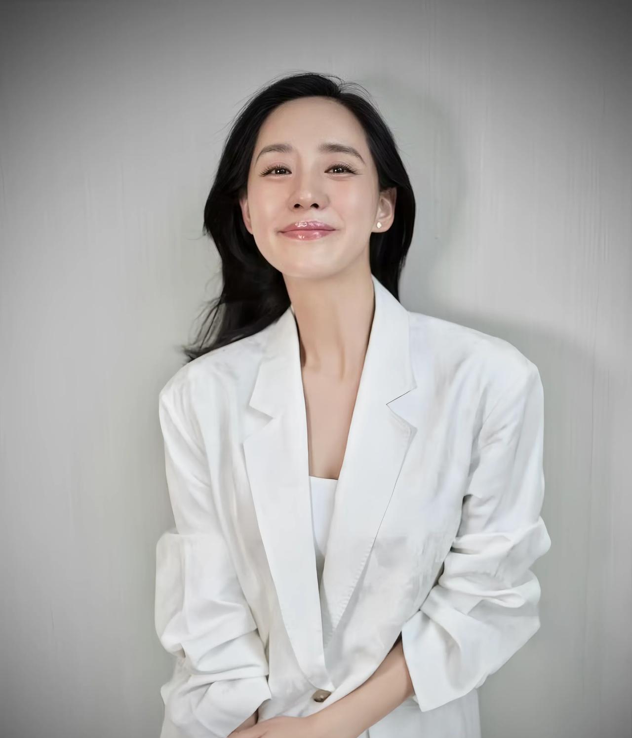 4月16日，42岁王智现身杭州，身穿白色西装和裙子，又飒又美又淑女范儿。
王智笑