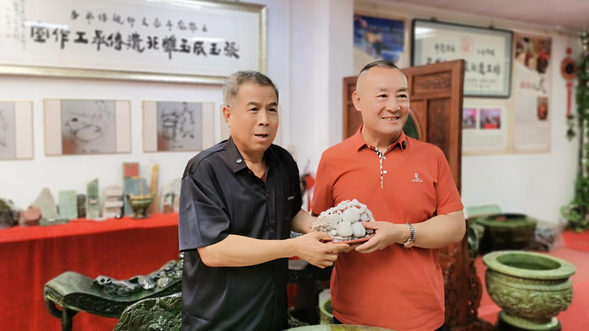 “丝路瑰宝·玉润千秋”——玉雕非遗大师张玉成《国福玉篮》作品收刀仪式圆满举行