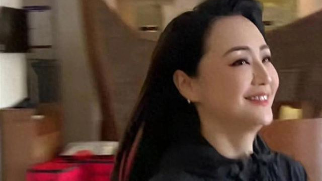 “浪姐6”的曹颖好漂亮 本人还是那么知性优雅，这大长腿羡煞旁人