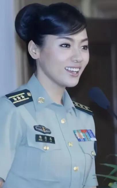 陈思思是湖南常德人，国家一级演员。她是新民歌旗手，1994年初登歌坛，代表作有《