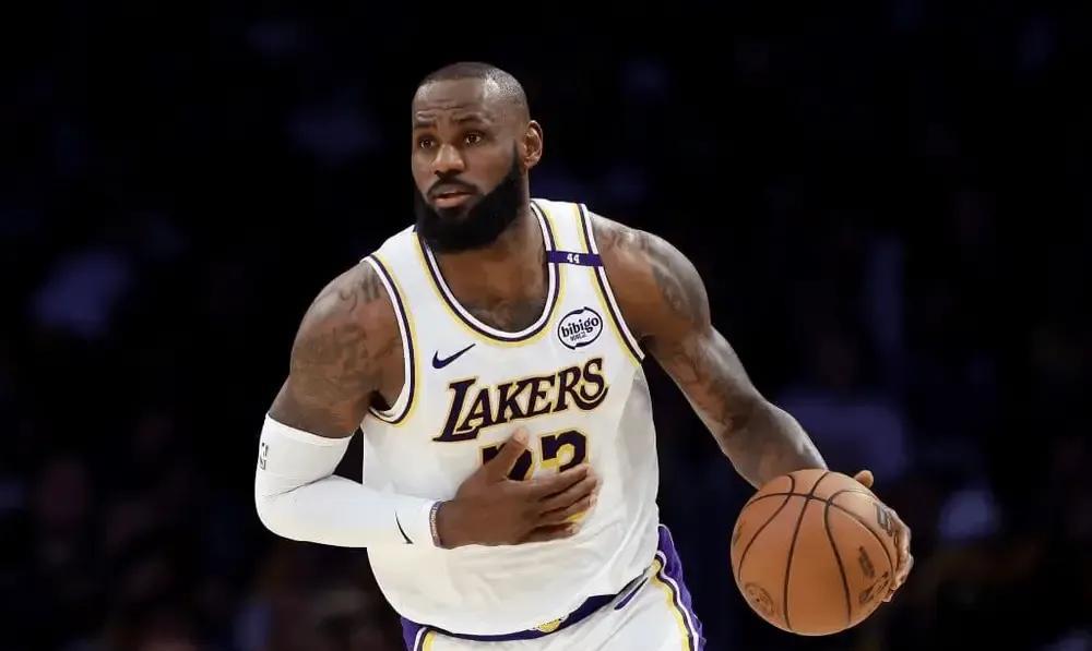 詹姆斯的个人尊重工程和湖人建队夺冠计划的矛盾，如何操作可以避免球队困局。
   