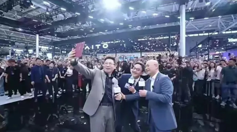 江淮老总现在应该明白赛力斯董事长张兴海的心情了！

一个干小面包车那么多年，突然