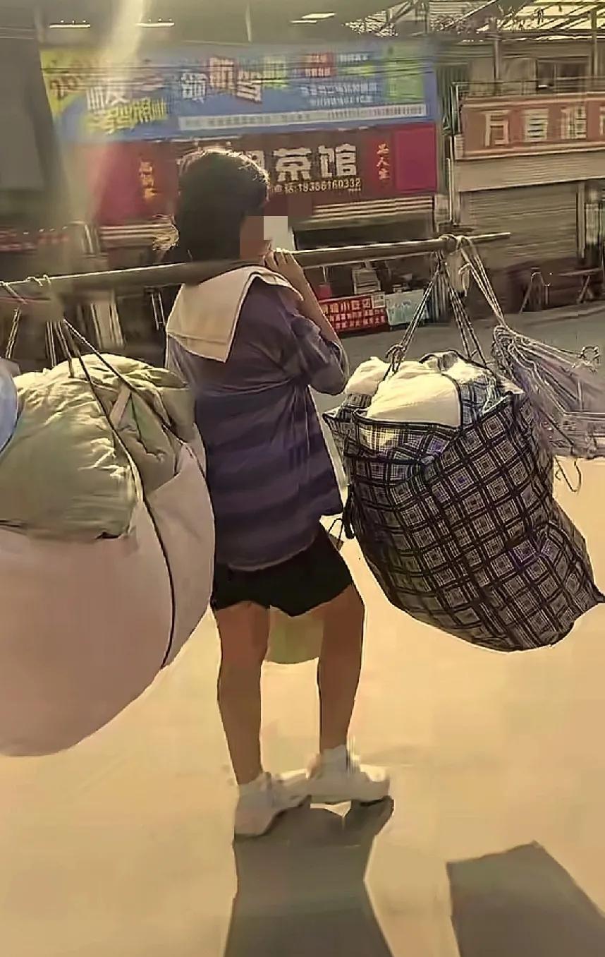 扁担女孩走红之后，开始有人模仿她了。
这些模仿者挑的行李比扁担女孩刘燕挑的行李更