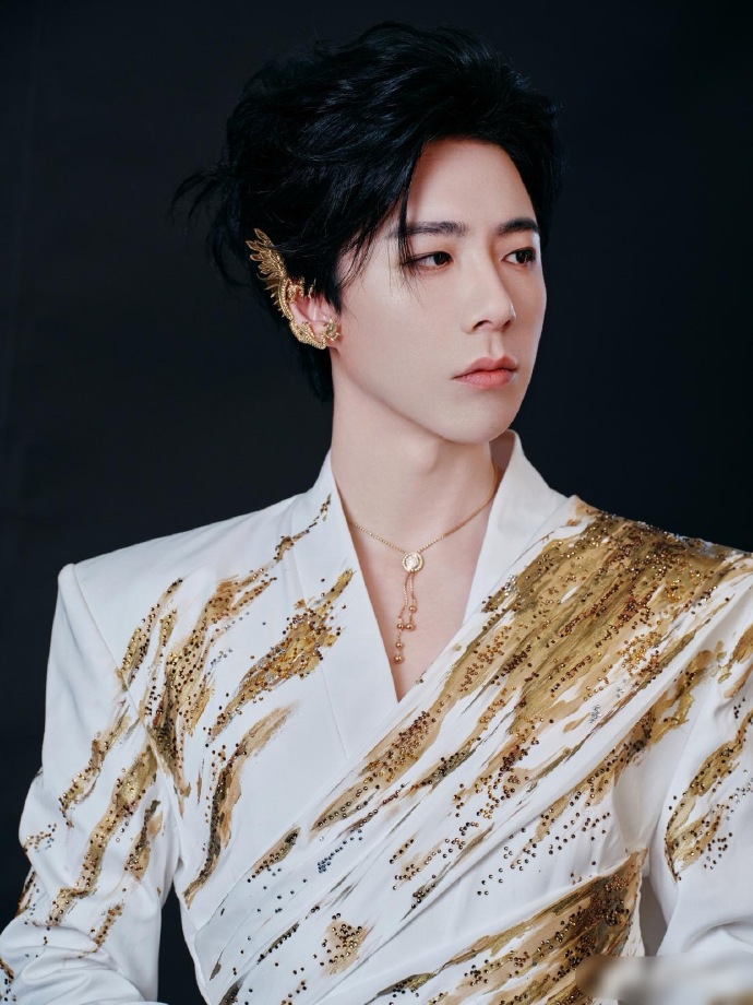 刘宇宁这是把龙戴在了耳朵上吧！这设计太别出心裁了 ​​​