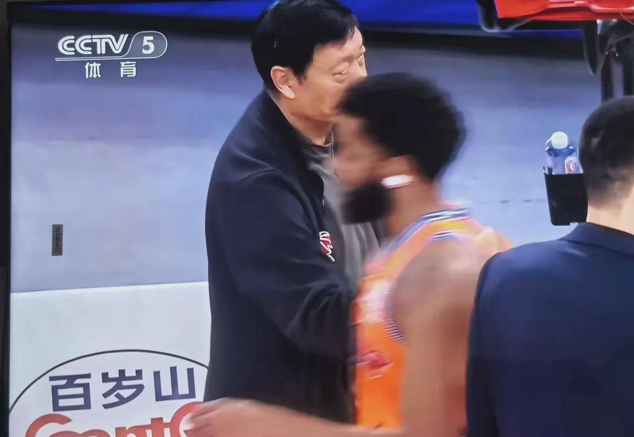 上海队主帅李秋平力挺刘炜教练，关键时刻还得靠自己人，落后十分，距离比赛结束还剩一