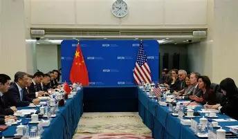 “不见兔子不撒鹰”，这就是特朗普的访华态度。
特朗普访华的行动就像是一场大雾，谁