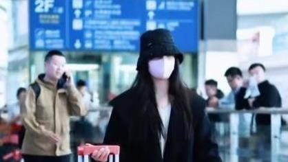 王诗龄春假返乡，机场秀奢华气场，父女重聚笑容满满