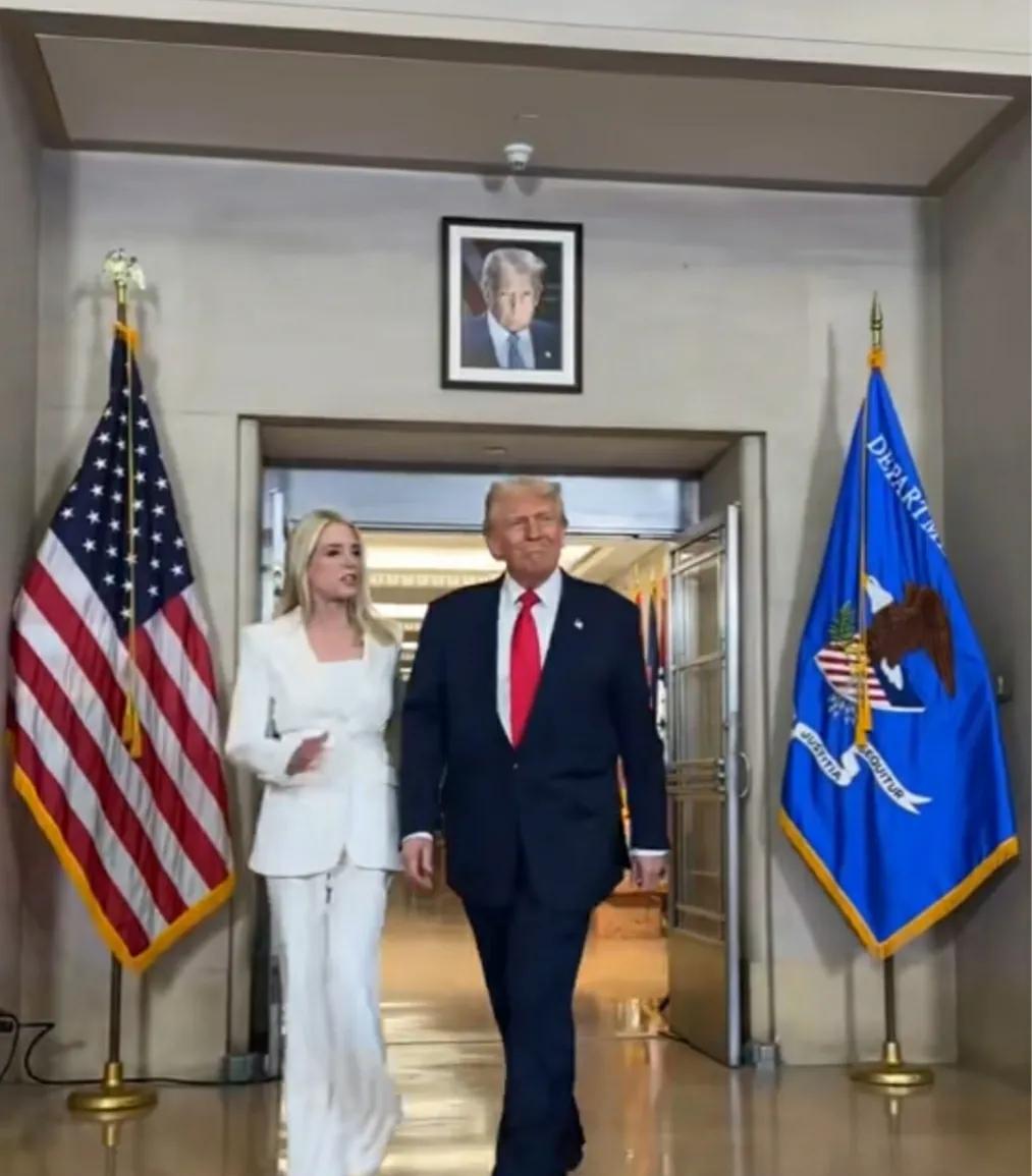 美国司法部长帕姆·邦迪(Pam Bondi)向总统唐纳德·特朗普展示了他的肖像已