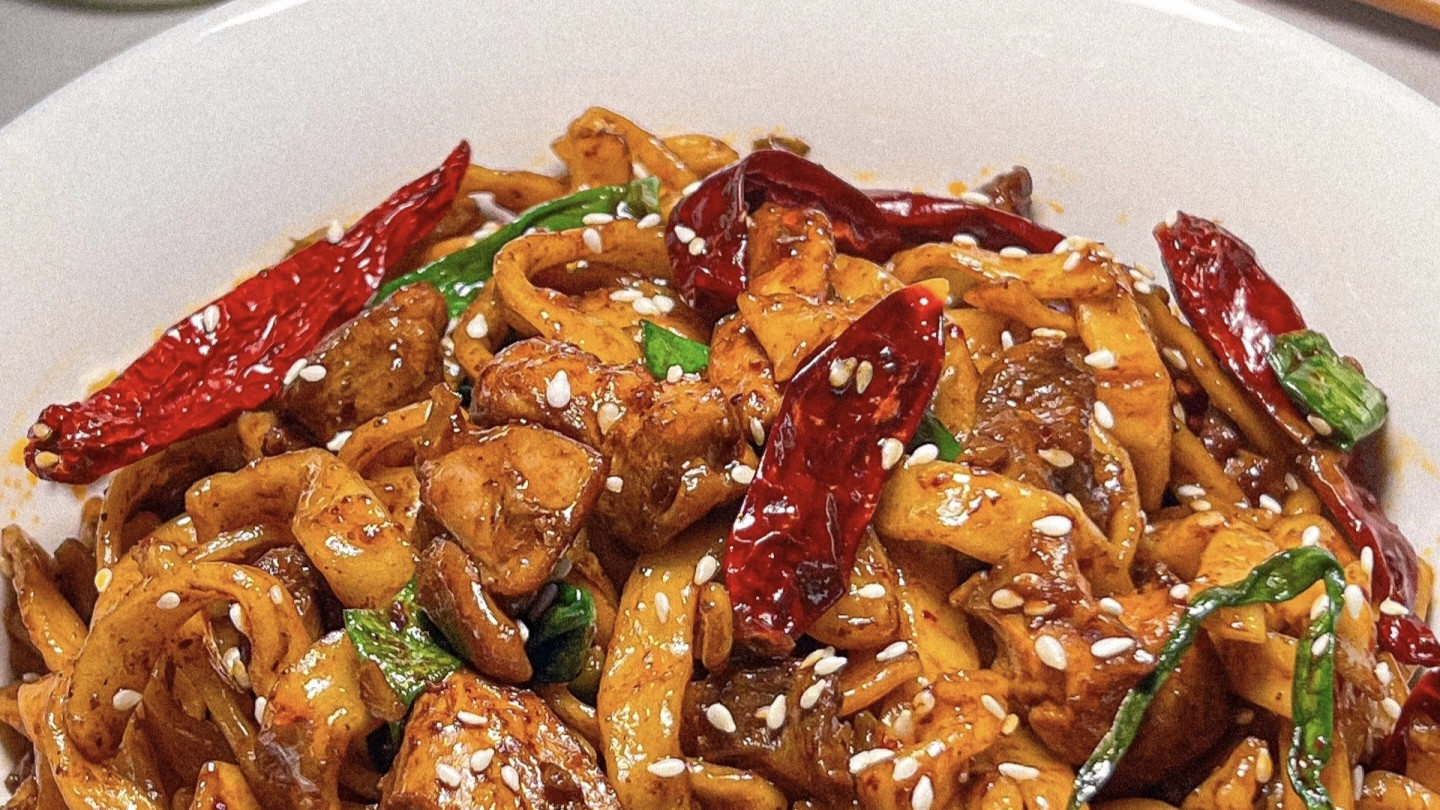 这碗辣子鸡拌面，香辣鲜香直戳你的美食心巴