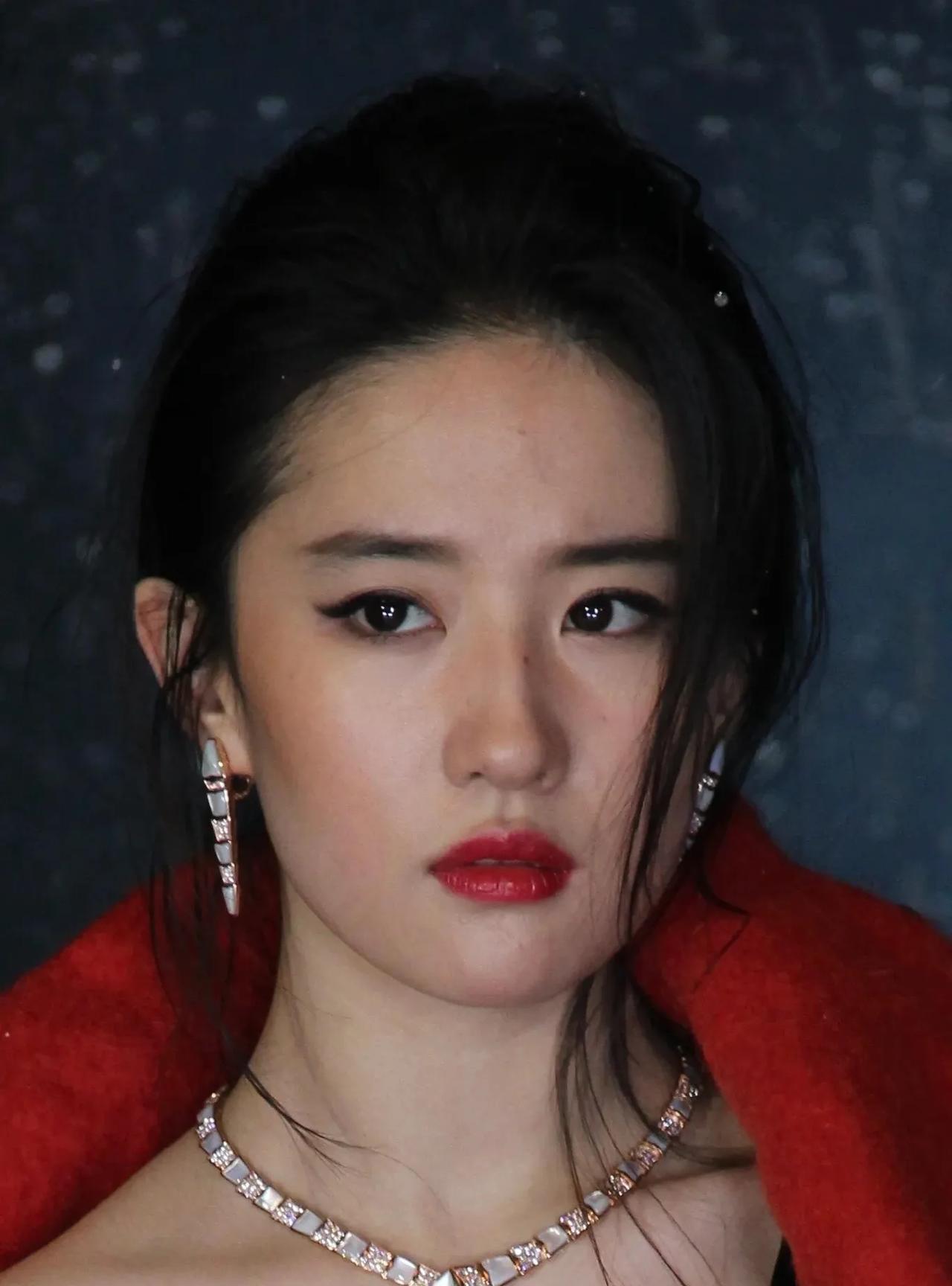 刘亦菲这是披了一条毛毯在身上吗？#刘亦菲裙子#