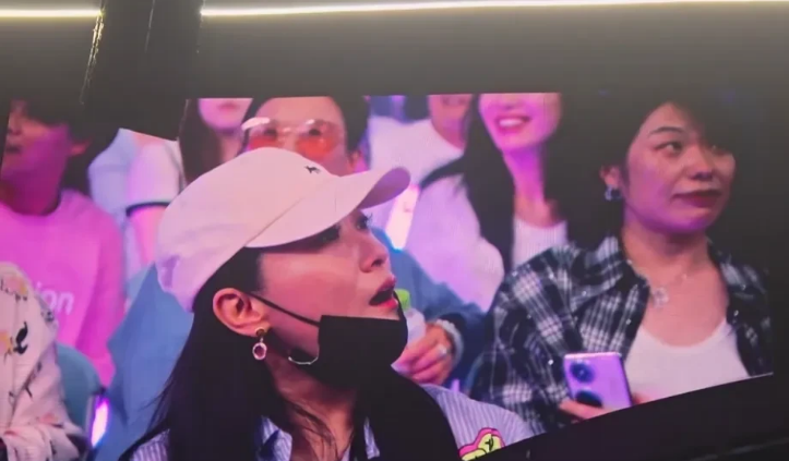 岳云鹏演唱会第二场，到场的明星有，谭晶，姜妍，央视主持人，小尼，杨帆。
德云社的
