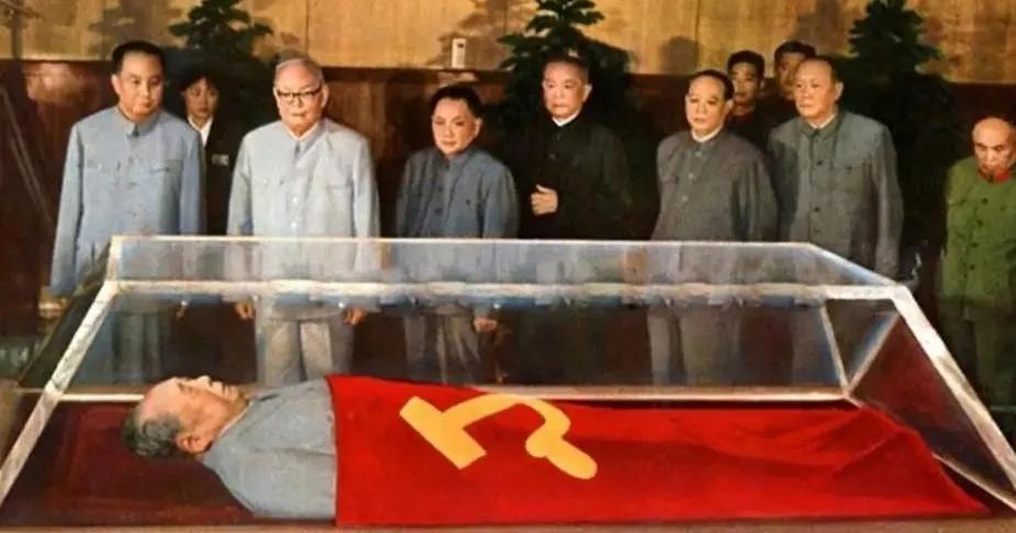 1977年，华国锋和叶剑英等人在北京毛主席纪念堂内，瞻仰伟大领袖毛主席遗容的照片
