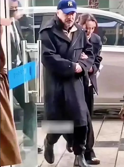 很纳闷：别人都是往年轻打扮，他咋越打扮越老气呢！脸上胡子拉碴，穿搭也不太讲究，走