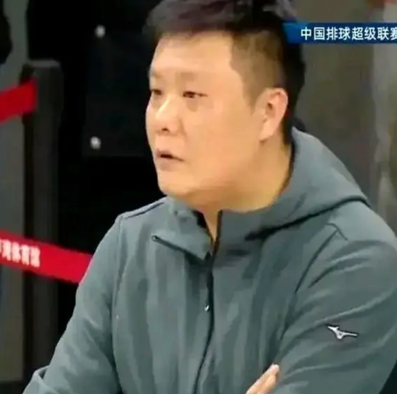【女排换帅大反转！】

好家伙！中国女排主教练的位置去年就开始折腾了，结果谁能想