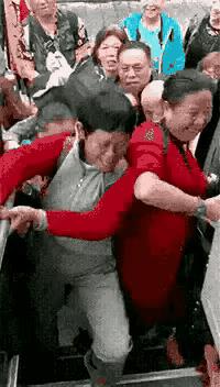看看这张动图，为了在旅游大巴上抢到一个自己认为好的位置，真是拼了命了。
作为一个