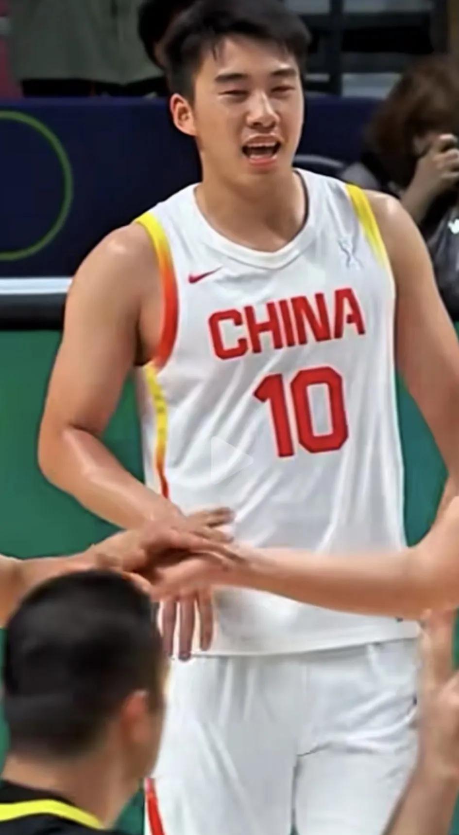 王俊杰身价要爆了！
男篮亚洲杯中国队最大的收获是王俊杰横空出世。
今晚对韩国队的