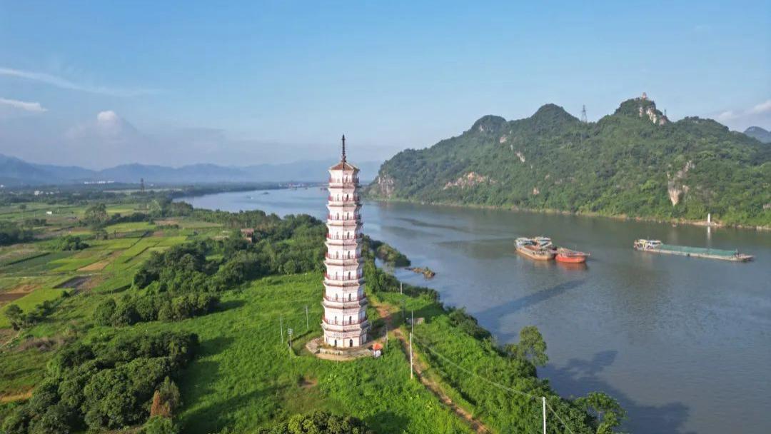 北江在这里绕了个弯，苏东坡两次路过，明代风水宝塔屹立数百年！