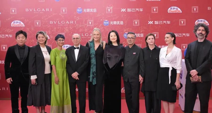 第27届上影节闭幕红毯星光熠熠。张艺凡身着流光仙裙，不愧是舞蹈生，身材比例优越，