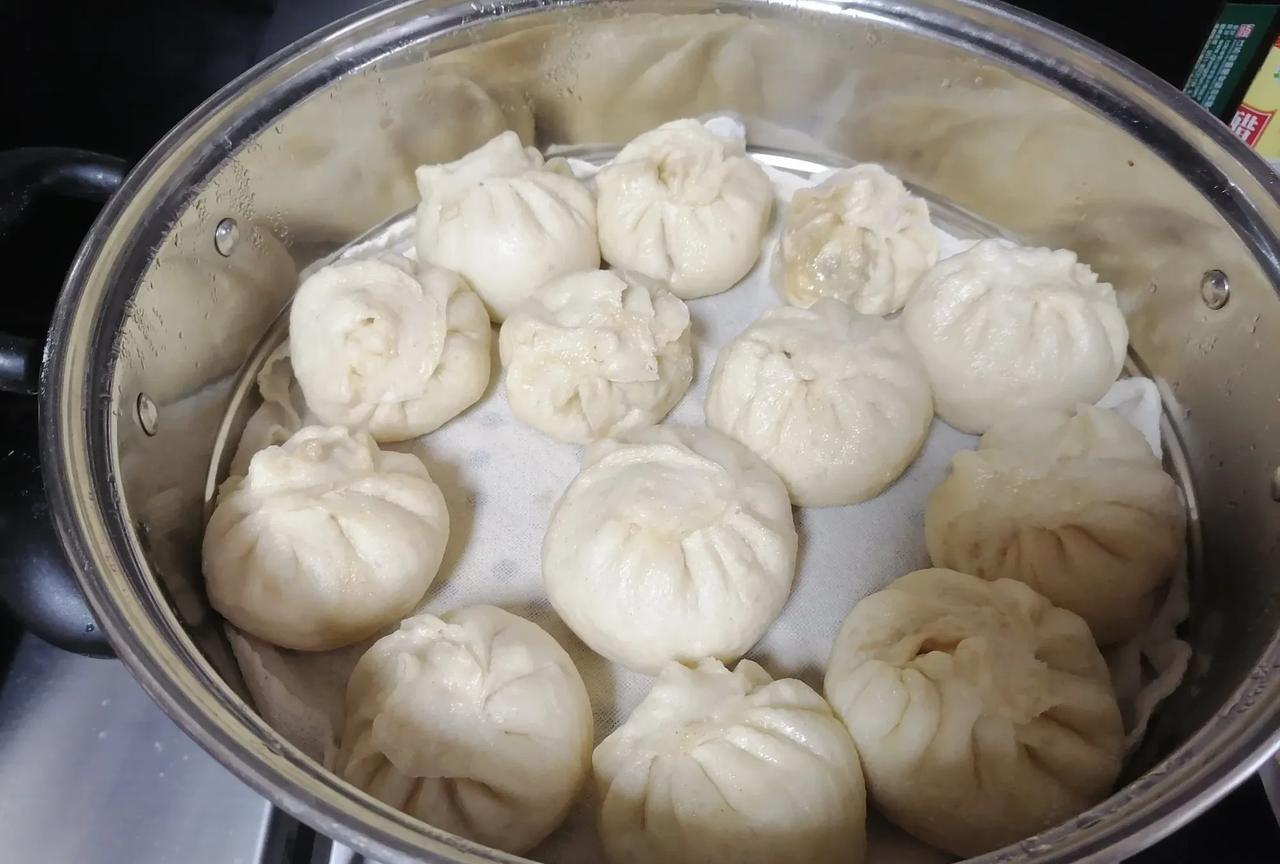 自从一天比一天热，我也好久没蒸包子了。
这条军哥从集上买回一袋子野菜，我们叫它“