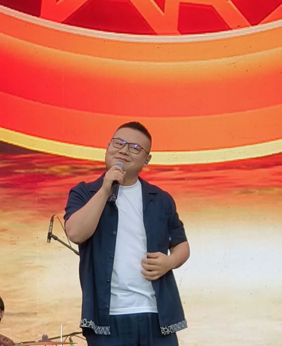岳云鹏接下来可能心态要崩了

不是因为他要开演唱会，

而是因为他要开演