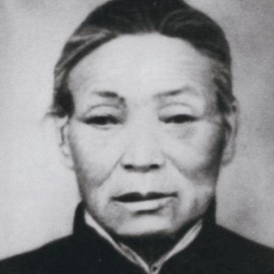 1938年，日军包围大常村，情急之下，常大娘把肖华司令员藏在枣堆里，谁知日军尝了