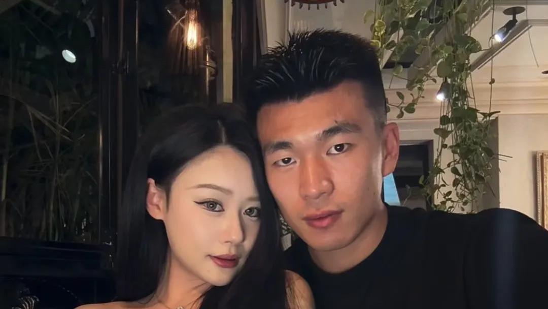 范志毅女儿范斯晶秀40万名表和超大钻戒，好事将近？