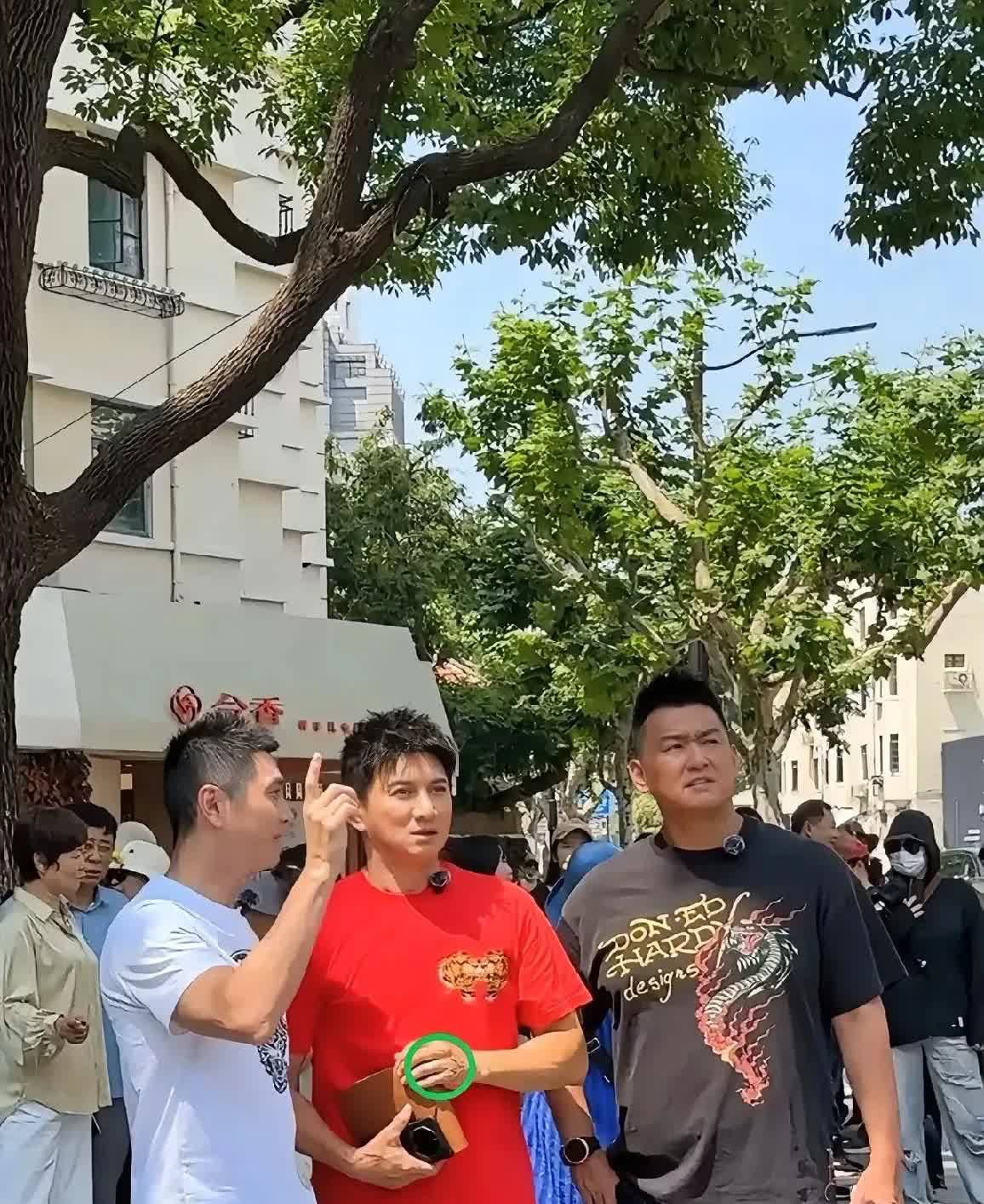 上海旅游时，偶遇54岁的吴奇隆。吴奇隆给我的第一印象就是非常年轻，四十多岁的人看