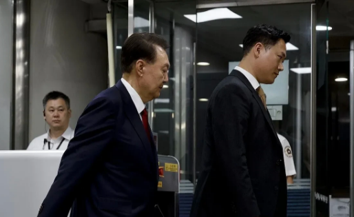 29日韩国金建希特检组对拒不接受首次传唤调查的尹锡悦前总统提出将采取强制调查，以