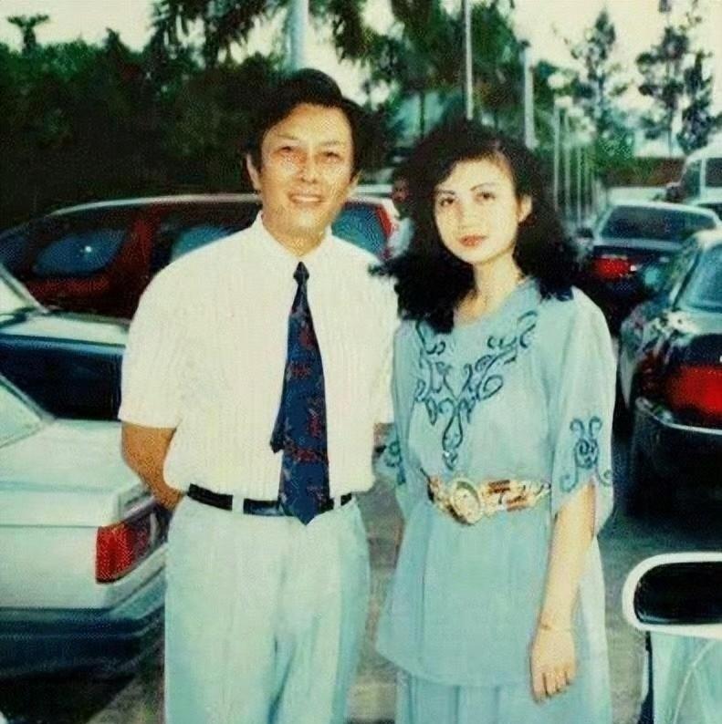 著名演员唐国强先生和第一任妻子孙涛的合影。看照片，谁也想不到孙涛会在在婚姻破碎后