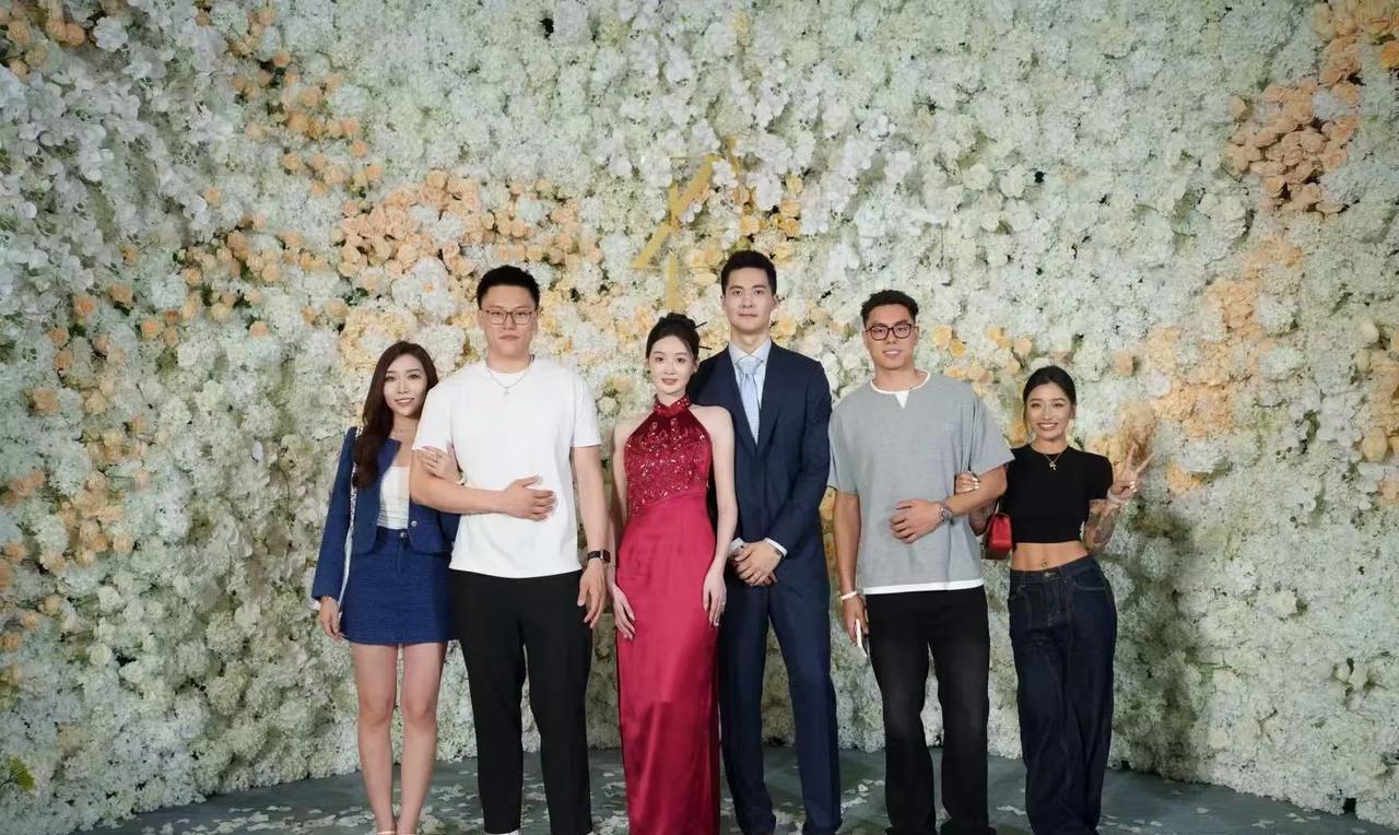 在朱松玮的婚礼上有三对令人羡慕的金童玉女！
第一对是刚刚结婚不久还没办婚礼的李弘