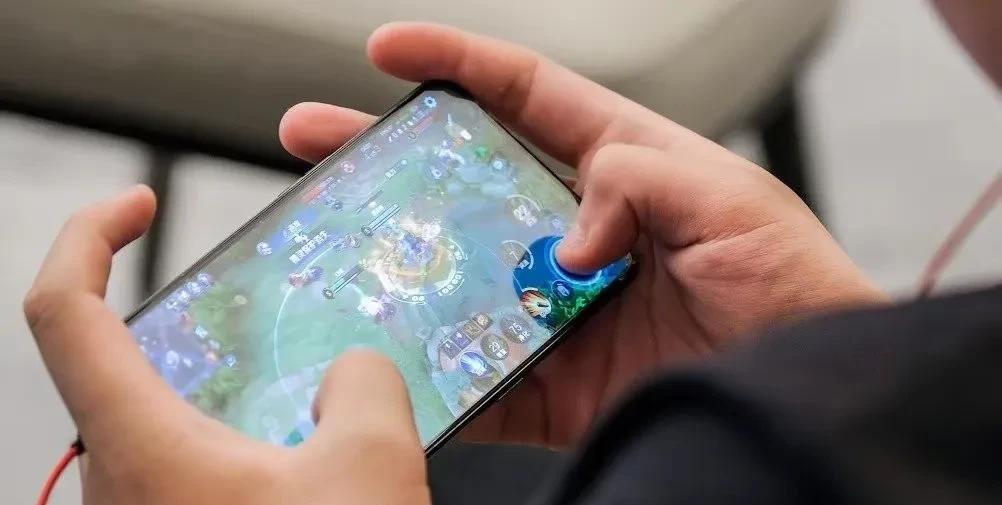 现在我算是知道，失踪的少年是些什么样的人了。
朋友15岁的儿子中考结束，准备和游