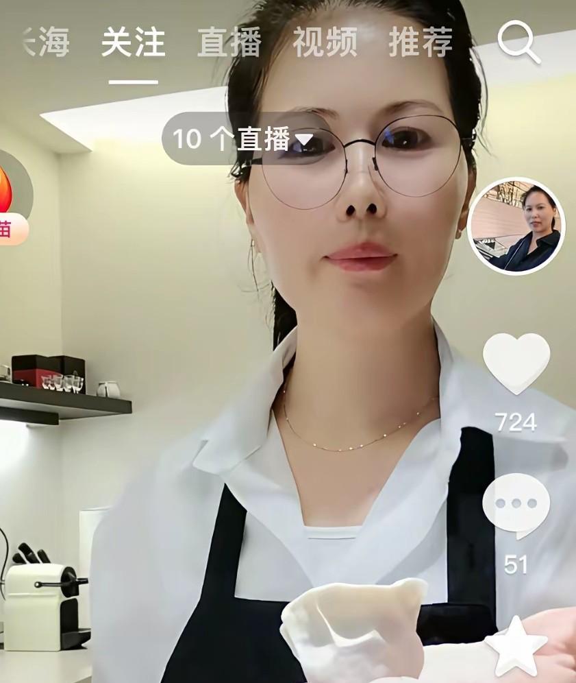 小杨阿姨终于又露面了！
她在小菲湾湾的家里直播，
给孩子们包饺子呢，
虾仁水饺。