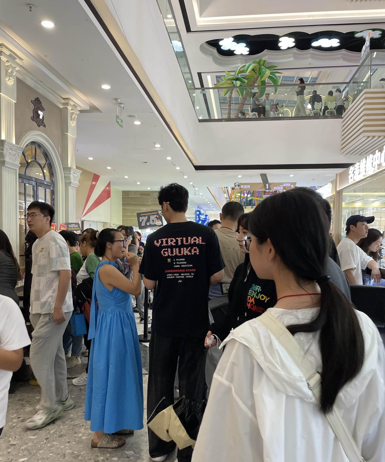 六一儿童节，购物中心自助餐厅店门前都是人，排队发号，一问我前面还有十来个号，人太