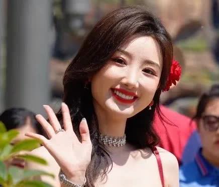 看到毛晓彤这种一线演员会去线下跳舞
我怀疑过她没钱了需要赚钱，
也怀疑过她是