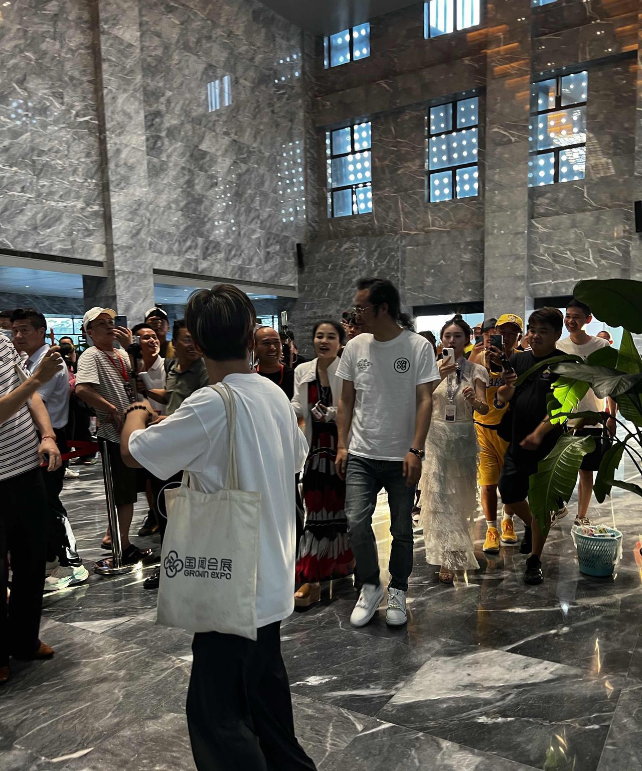 今天除了见到沈巍先生，还近距离见到松江直播界神级人物倪海衫！
  当时我正蹲在墙