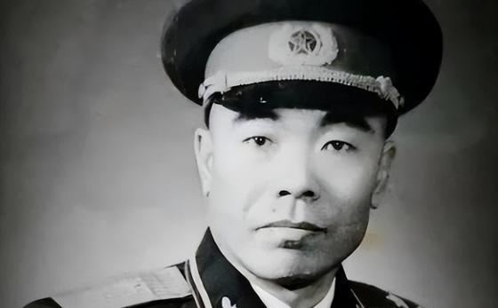 1951年，彭老总来到汉江防线北岸，看见了遍地都是五十军战士的遗体，才了解到这场