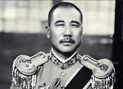 1926年，剥皮将军张宗昌终于如愿以偿，霸占了美人陈佩瑜。张宗昌看着陈佩瑜打滚儿