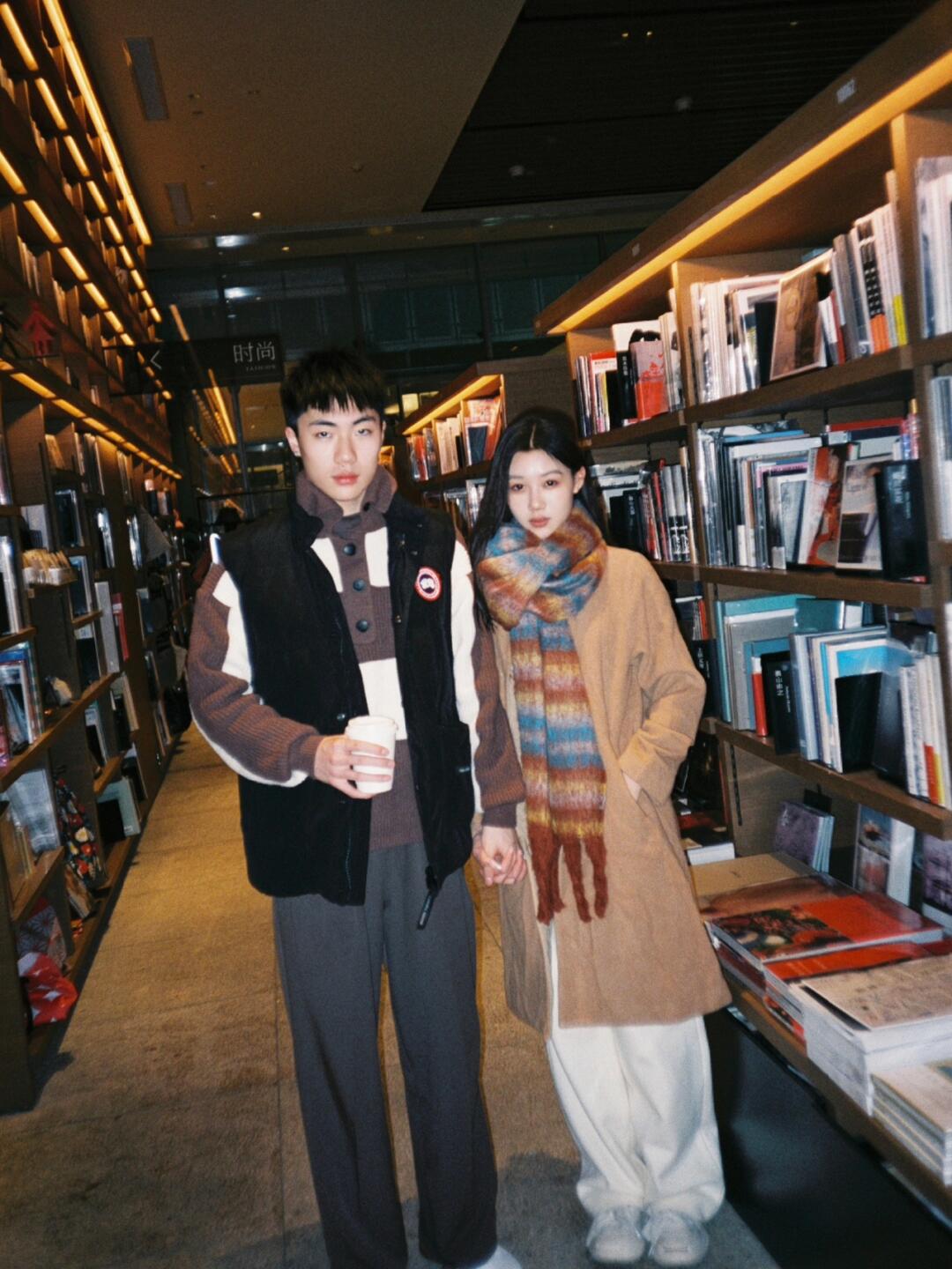 书店📖暖黄💡胶片🎞️美发财了璐璐 书店里暖色的氛围好喜欢噢 