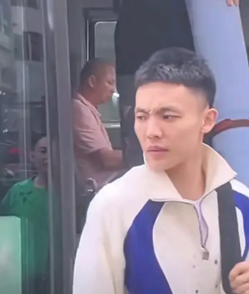 广东队季后赛前面两轮，黄荣奇没能进入十二人名单，球迷不解的是，黄是第二阶段球队主