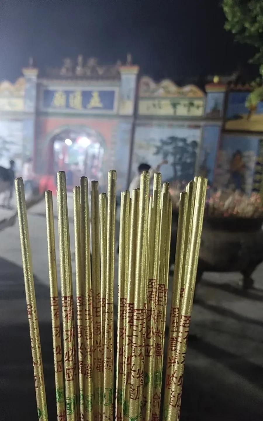 今天农历六月十五，
每个月的农历初一，十五，
五通庙都是人山人海，
特别是凌晨1