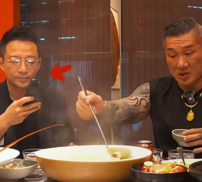 怪不得汪小菲会请台北的网红陈之汉吃饭，
感觉这两人一点都不太熟悉。

因为有