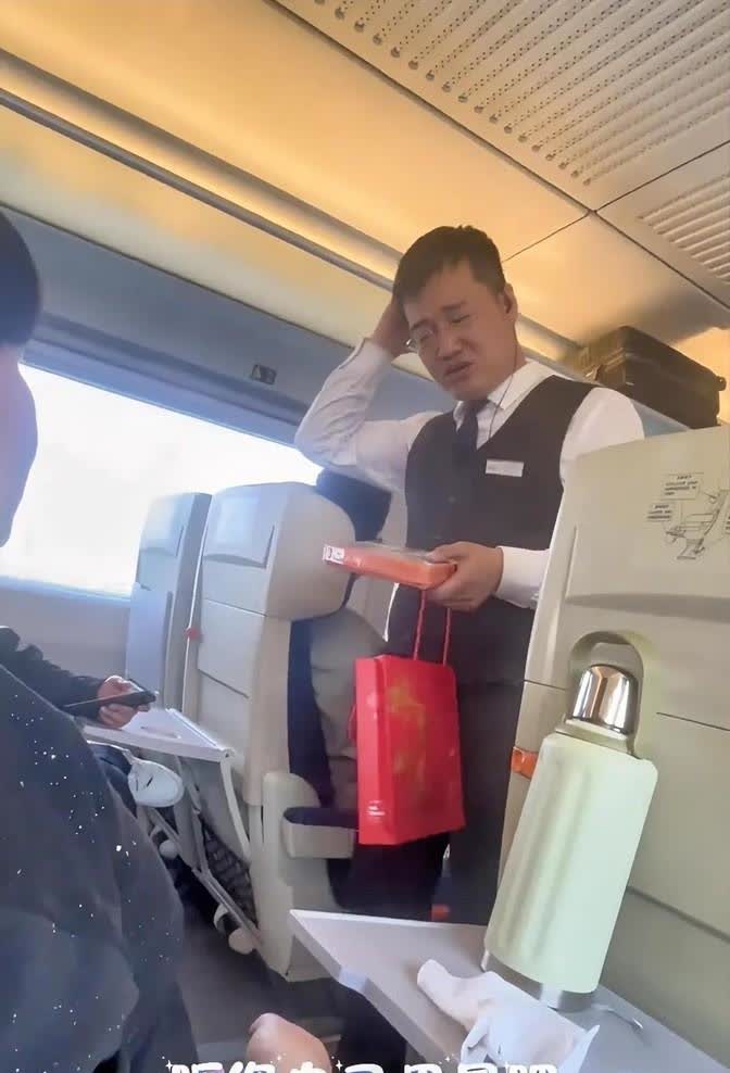 推销也能这么实在？

一趟列车上，一位销售小哥正卖力推销商品，遇到一位孕妇表