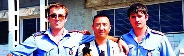 1999年，一位俄罗斯特种兵为了保护中国战地记者不幸牺牲。几个月后，为了报恩，中