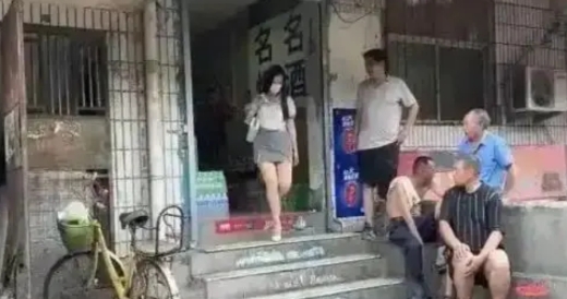好奇这么漂亮为什么还住在这里的房子呢