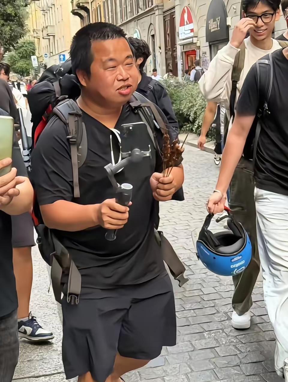 蓝战非这么多年还能一直火。
和他较丑的外貌，还有土到掉渣的服装穿着，是有极密不可