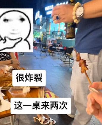 7月6日，广西某地，两名女子深夜在路边摊吃宵夜，一边喝着白水，一边有说有笑，不料