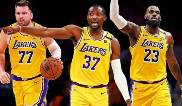 湖人的比赛逻辑
1.对手有锋线领防一直挂77身上，然后裁判一直视而不见的比赛通常